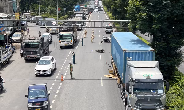 Hai xe máy va chạm, thanh niên bị xe container trờ tới cán tử vong