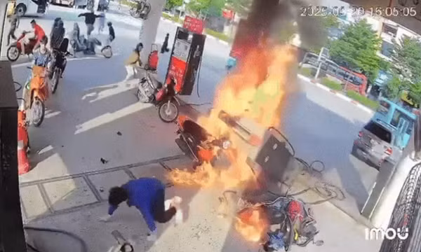 Ô tô lùi trúng cây xăng gây cháy dữ dội, nhân viên tháo chạy