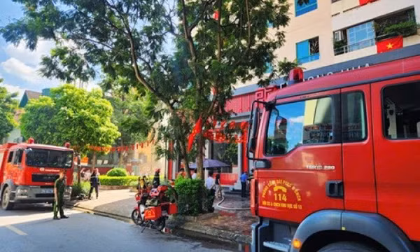 Cháy lớn tại nhà hàng trong khu đô thị Trung Hoà, 4 xe cứu hỏa được điều động