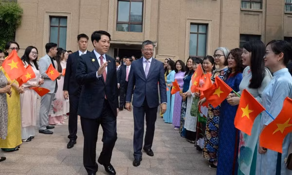Chủ tịch nước gặp gỡ cán bộ nhân viên Đại sứ quán và cộng đồng người Việt Nam tại Trung Quốc