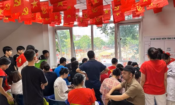 Lễ diễu binh A80: Hạnh phúc ngập tràn nhìn từ những ô cửa sổ bệnh viện