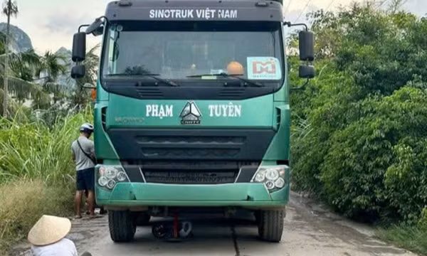 Tài xế xe tải không chú ý, 2 cháu nhỏ ở Hải Phòng bị tông tử vong khi đi xe đạp 3 bánh