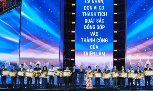 Tỉnh Quảng Ninh nhận Bằng khen của Thủ tướng Chính phủ tại Triển lãm thành tựu đất nước