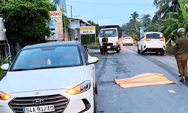 Người đàn ông dùng búa đánh phụ nữ rồi lao đầu vào xe tải
