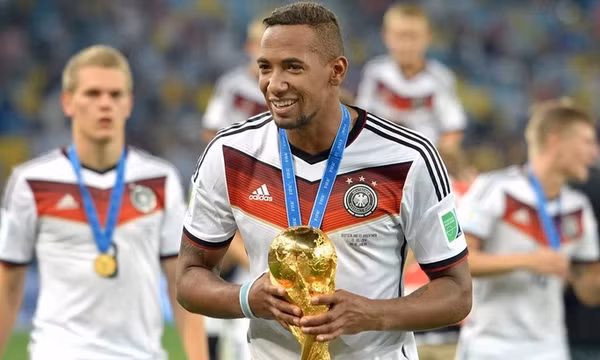 Bị hủy hợp đồng chỉ sau 3 trận, nhà vô địch World Cup tuyên bố giải nghệ