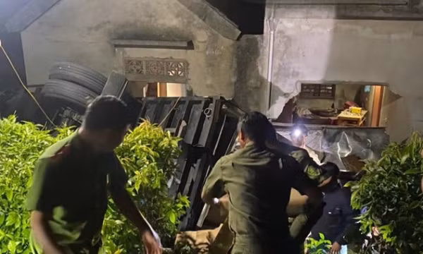 Trong đêm, xe đông lạnh đâm đổ bức tường rồi lao vào nhà dân