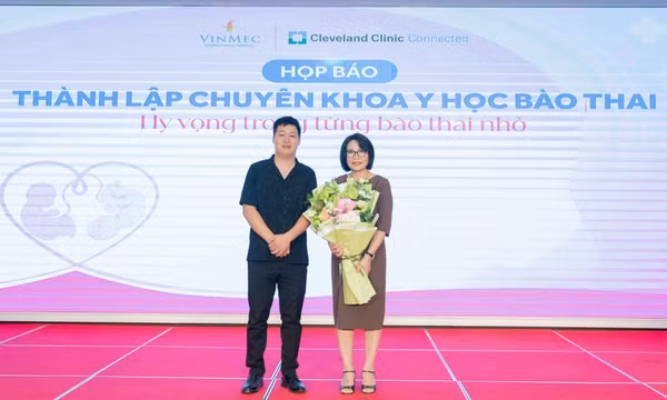 Hai bé gái chào đời khỏe mạnh sau ca can thiệp bào thai hiếm thấy tại Vinmec