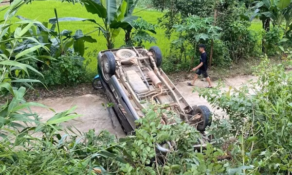 Xe ôtô 8 chỗ lật ngửa, tài xế được người dân đưa đi cấp cứu