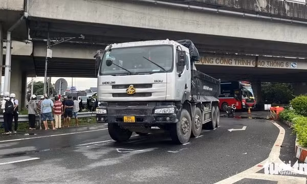 Trên đường đi khám bệnh về, hai vợ chồng bị xe ben cán chết