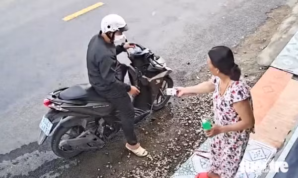 Giả vờ mua đồ tại tiệm tạp hóa rồi cướp giật dây chuyền của nữ chủ tiệm