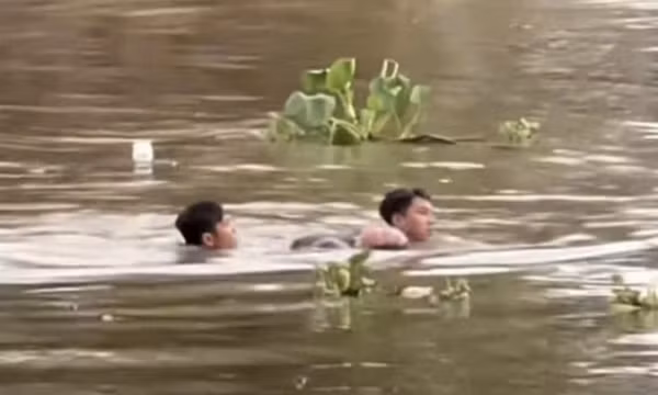 Hai thanh niên nhảy sông cứu người phụ nữ đuối nước