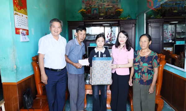 Ban Tuyên giáo và Dân vận Tỉnh ủy thăm, trao quà đỡ đầu cho học sinh có hoàn cảnh khó khăn tại xã Đầm Hà