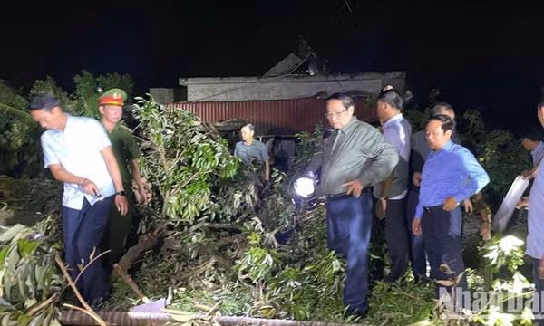 Thủ tướng Phạm Minh Chính kiểm tra công tác khắc phục hậu quả bão số 10 tại Ninh Bình