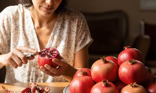5 nhóm người nên tránh hoặc hạn chế ăn quả lựu