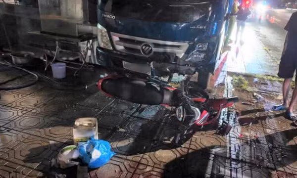 Xe máy tông vào xe tải đậu trên vỉa hè ở Lâm Đồng, 2 thanh niên tử vong