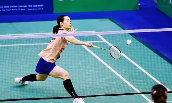 Nguyễn Thùy Linh được kiểm tra chấn thương trước khi về nước