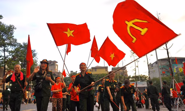 Trời đổ mưa trước lễ diễu binh, không khí yêu nước, hào hùng vẫn sục sôi ở khắp Hà Nội
