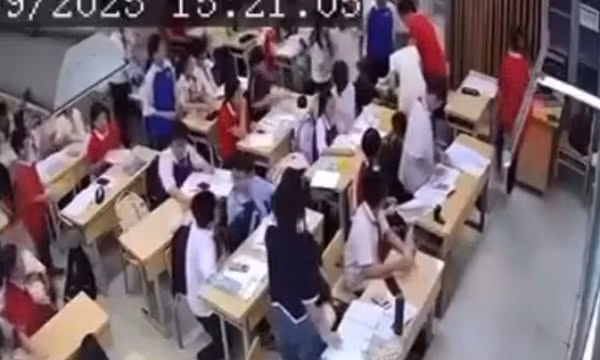 Thu giữ đồ chơi nguy hiểm, cô giáo ở Hà Nội bị học sinh lớp 7 túm tóc, xô ngã