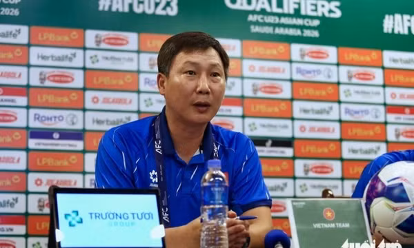 HLV Kim Sang Sik nói lý do gạch tên cầu thủ Việt kiều Trần Thành Trung