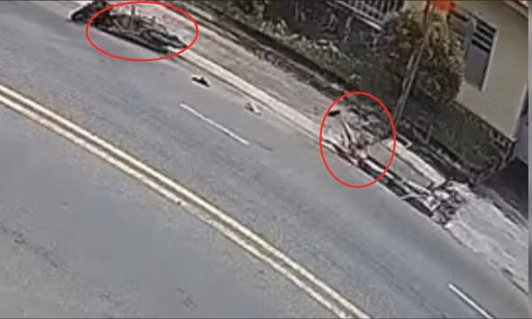 Hai cha con đi xe máy lọt xuống cống ở TP.HCM