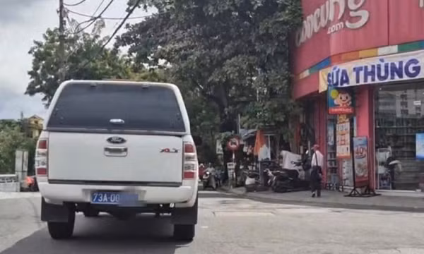 Sẽ xử lý vụ ôtô biển xanh đi ngược chiều giữa trung tâm TP Huế