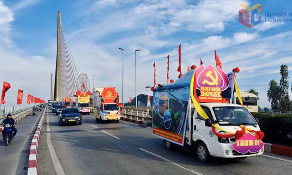 Diễu hành xe tuyên truyền cổ động chào mừng Đại hội Đảng bộ tỉnh