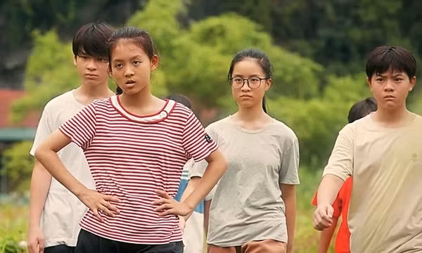 'Cách em 1 milimet' đưa khán giả về lại thời chưa phổ biến Internet, điện thoại
