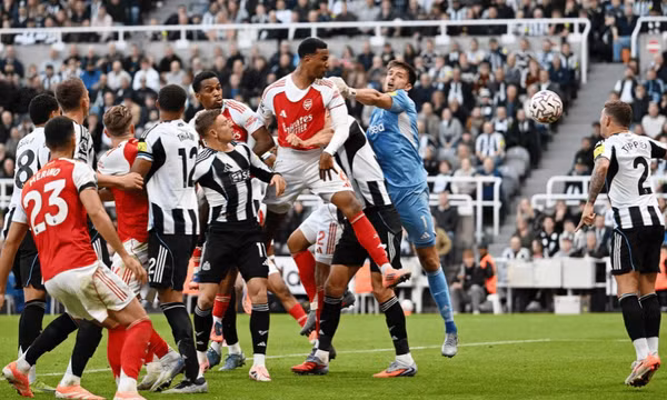 Arsenal thắng Newcastle phút cuối nhờ sở trường phạt góc