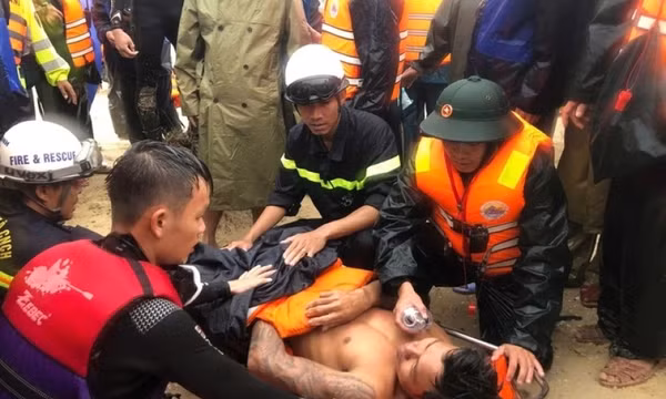 Ngư dân bơi được vào bờ sau 6 tiếng chìm tàu và bám trụ ở phao hàng hải