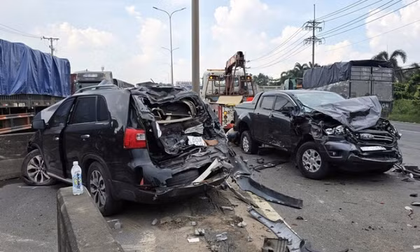 7 ô tô, xe tải tông liên hoàn gây ách tắc trên quốc lộ 51