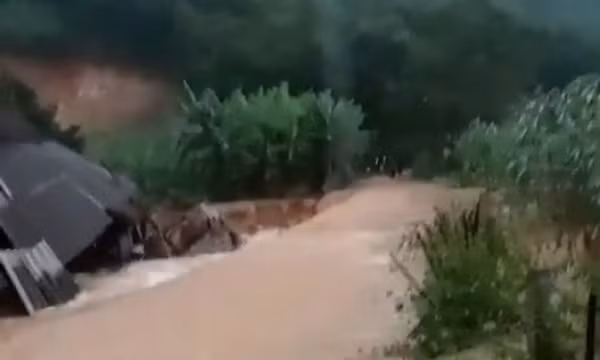 Vỡ đầm ở Phú Thọ, lãnh đạo xã và 68 hộ dân bị cô lập hoàn toàn