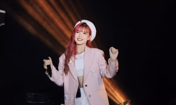 Khởi My khác lạ