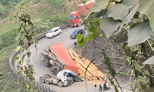 Xe đầu kéo lật ở khúc cua, QL15D lên cửa khẩu La Lay tiếp tục ách tắc