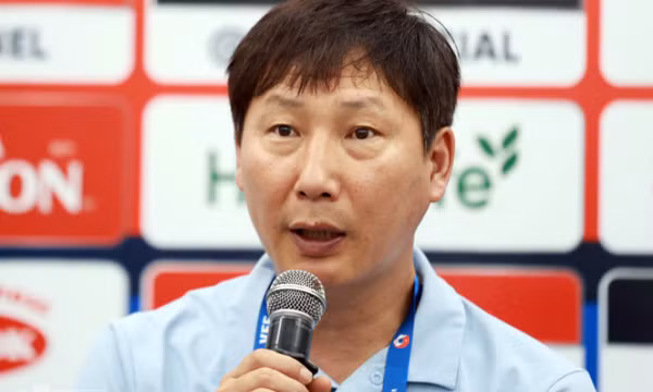 HLV Kim Sang-sik không hài lòng với trận thắng Campuchia