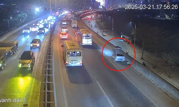 Thu giữ xe ba bánh 'đi lạc' lên cao tốc vành đai 3 trên cao ở Hà Nội