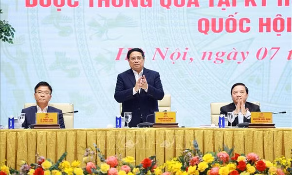 Thủ tướng: Phải gắn kết chặt chẽ giữa xây dựng và thực thi pháp luật