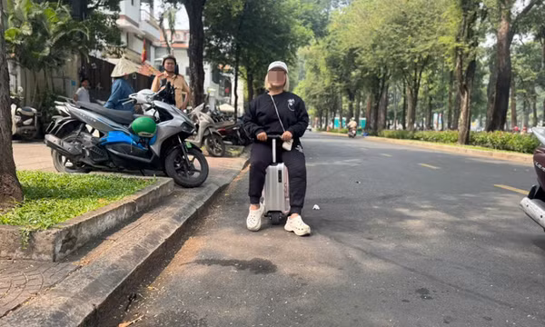Xử phạt người phụ nữ 43 tuổi 'cưỡi' vali băng băng trên đường