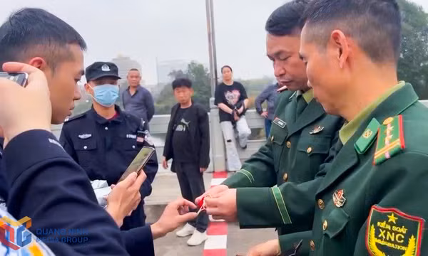 Đồn Biên phòng CKQT Móng Cái tìm kiếm và bàn giao hành lý thất lạc cho du khách Trung Quốc