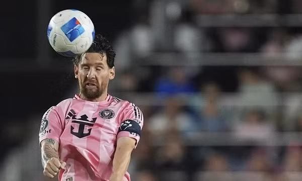 Messi ghi bàn khiến NHM đối thủ bật dậy ăn mừng