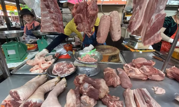 Giá thịt heo giảm mạnh
