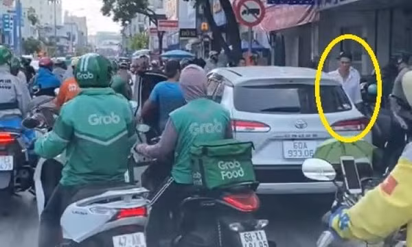 Sau va chạm, 2 người đàn ông từ ô tô bước xuống đánh tới tấp người đi xe máy