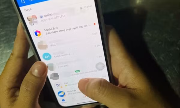 Con tham gia nhiều nhóm chat, cha mẹ nên làm gì?