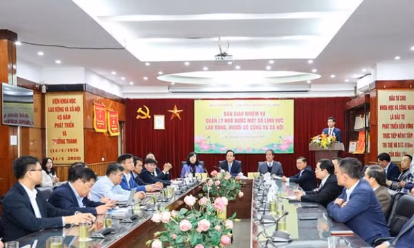 Bộ GDĐT tiếp nhận 17 trường đại học, cao đẳng, doanh nghiệp từ Bộ LĐTBXH