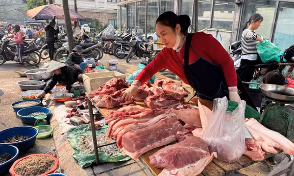 Giá lợn tăng, trước mua 1kg, giờ chỉ mua 8 lạng
