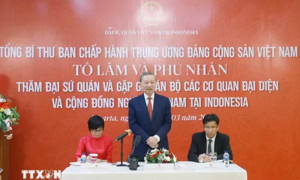 Tổng Bí thư gặp gỡ cán bộ cơ quan đại diện và cộng đồng người Việt ở Indonesia