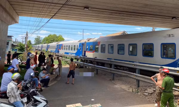 Băng qua rào chắn, người đàn ông bị tàu hỏa tông tử vong