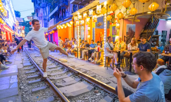 Hà Nội yêu cầu không dẫn tour đến phố cà phê đường tàu