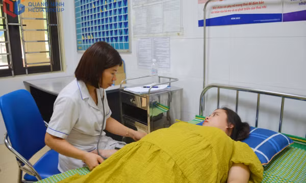 Đẩy mạnh chăm sóc sức khỏe bà mẹ, trẻ em