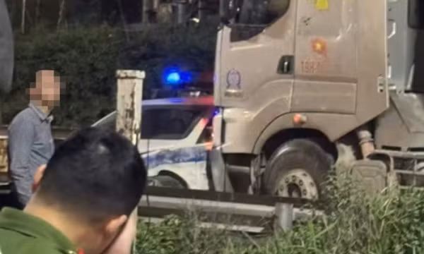 Tài xế lái xe quá tải bỏ chạy đâm ô tô CSGT quay ngang trên đường
