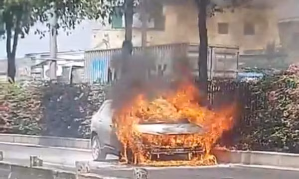 Đang chạy trên đường, ô tô 5 chỗ bốc cháy ngùn ngụt
